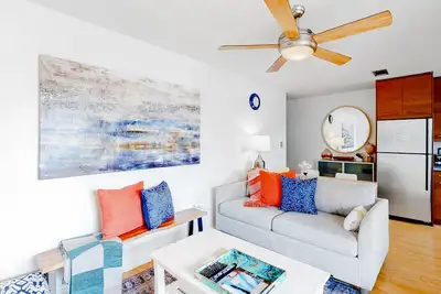 Image de Ground-floor condo 1/2 block from the beach with patio, central Ac, pool & WiFi