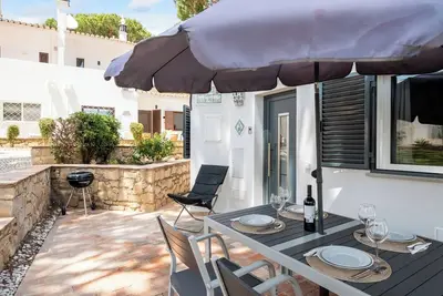 Image de A charming 2 bedroom and 2 bathroom villa by the beach
