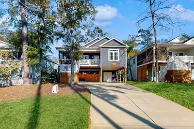 Image de Lovely new bungalow with screened patio, Ac, WiFi, & bikes - walk to beach