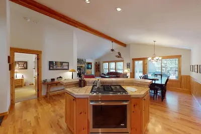 Split Rock Hideaway with Hot Tub, Deck & A/C