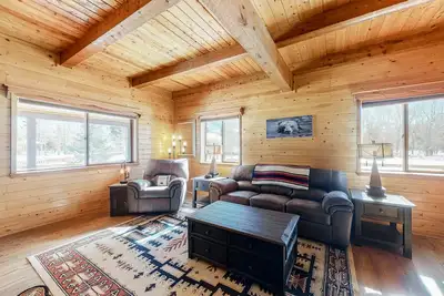 Image de Stunning modern cabin w/ private hot tub, wood stove, firepit - two dogs welcome