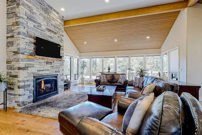 Image de Huge home with private hot tub & central Ac - dog-friendly - Sharc passes