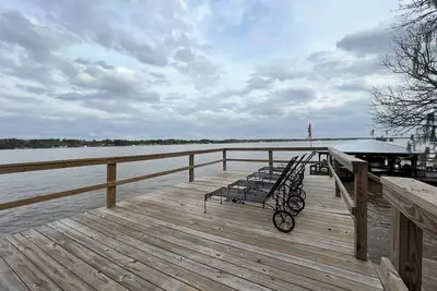 Image de Cozy Water Front Home with Panoramic Lake View