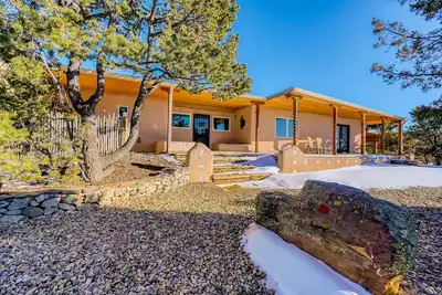 Image de Peaceful retreat with amazing mountain views, fireplaces & private hot tub