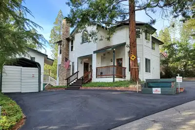 Image de All-season forest hideaway with guest suite & boat slip - walk to lake & village