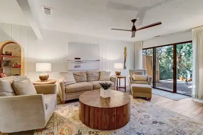 Image de 3-Br Beach Wood Villa - Only 4-Minute Stroll to Ocean!