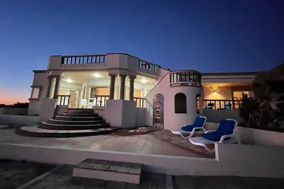 Image de Beachfront! 🐠🐬Casa De La Abuela! 5 min walk to beachfront dining at Encantame!