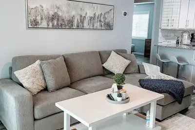 Image de Modern Beach Condo, a block from the beach