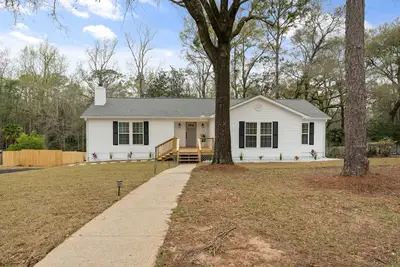 Image de Hamilton Hideaway- Pool, Creek View w\/ Scenic Deck