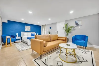 Image de Elegant, cozy basement apartment - 5 minutes from popular shopping/dining areas