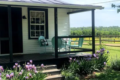 Image de Bloomingdale Honeymoon Cabin Vintage Retreat with Mountain Views