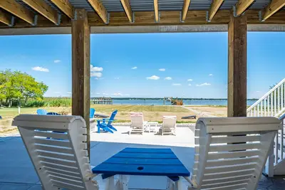 Image de New Construction - 2022 - Luxury River House with beach