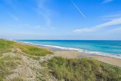 Image de Bright & Spacious Townhouse Steps From The Beach!