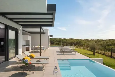 Image de Villa de luxe 5 étoiles avec spa pouvant accueillir jusqu'à 12 personnes