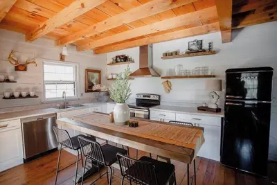 Image de New! ! Designer Cozy cabin in Blue Ridge, Ga!
