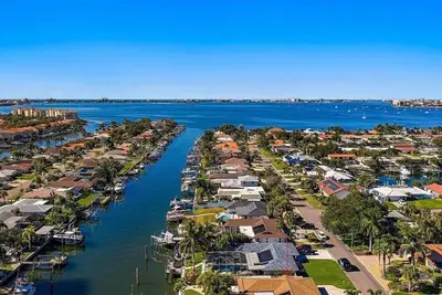 Image de Luxury Waterfront Home with private pool, hot tub, & dock