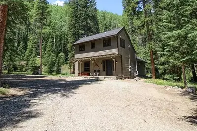 Image de Quiet and Private Cabin, Hot Tub, 5 mins to town!