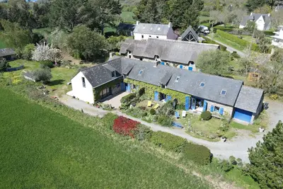 Image de A 18 min à pied de la mer, cette jolie longère bretonne avec jardin vous ravira!