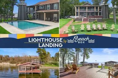 Image de Huge lakefront retreat with private pier, pool, game room and outdoor fire pit