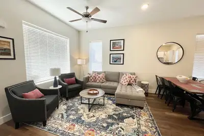 Image de New - Lookout Views 2 Br/2ba Sleeps 8 next to OddStory Brewery! Pet friendly!