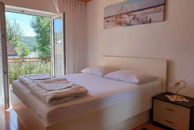 Image de Appartement de vacances Dobrinj pour 1 - 5 personnes avec 2 chambres à coucher - Logement de vacance