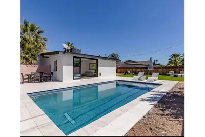 Image de Revolution Retreat- Heated Pool 5 Mins to Old Town-Hidden Room