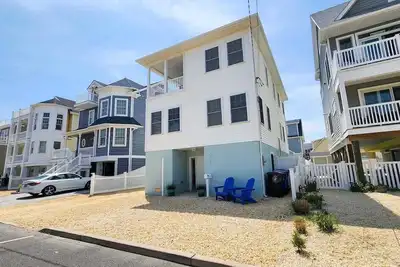 Image de Steps to the Beach! Beautiful Family Vacation Home - Elevator & Ev Charger