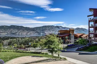 Image de One Bedroom Condo With Gorgeous Lake Views And World Class Amenities