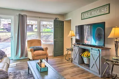 Image de Lakefront Gem w\/ Screened Porch + Game Room!