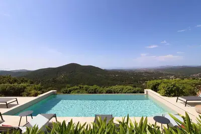 Image de Villa climatisée pour 8 personnes avec piscine chauffée et vue mer panoramique à La. . .