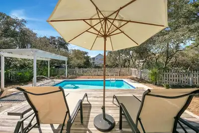 Cute Beach Cottage Steps to Deeded Blue Mountain Beach access, Walk to creamery!