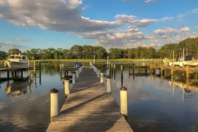 Image de Waterfront 4 Br home with private pier and boat dock