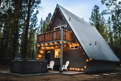 Image de Modern A-Frame cabin w/ hot tub • close to Bend, Crater Lake, Mt Bachelor resort