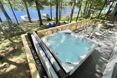 Image de 2 Bedroom 1. 5 Bath Lake Front Cottage With Dock\/Hot Tub\/Kayaks