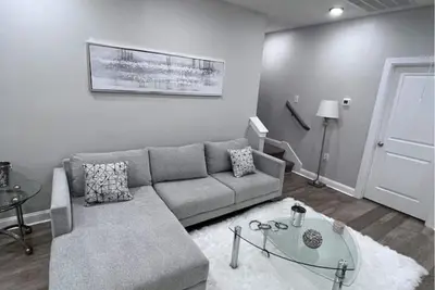 Image de Beautiful 3 Story Home with Terrace  Grill Netflix Hbo Max  Wine Games👾 hammock