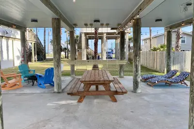 Perfect Friend and Family Beach House  with Oceanview - 1 min walk to the beach!
