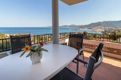 Grifeu 5 Appartement lumineux avec terrasse et vue