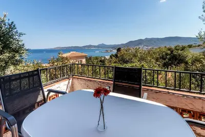 Grifeu 6 Appartement lumineux avec terrasse et vue