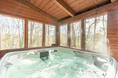 Image de Dudley Ii by AvantStay | Game Room + Enclosed Deck w/Hot Tub & View | Cozy Cabin