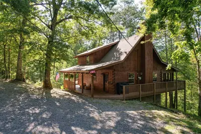 Image de Hot Tub, Deck Views, Foosball, Firepit | Secluded Cabin | Dudley Iv by AvantStay