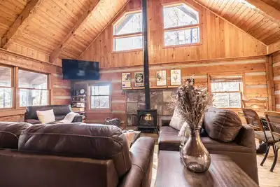 Image de Water & Power! Dog Friendly Cabin with Fenced Yard, Hot Tub