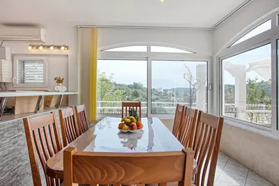 Image de Appartement de deux chambres avec la terrasse et la vue sur le mer Stupin Celine, Rogoznica (A-19462-b)