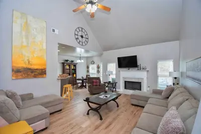 Image de 5-Star Luxury Home Sleeps 22+ Airport proximity