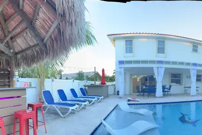Image de 5 Mins to beach; 5bd, 4. 5ba, Heated pool, Jacuzzi, Mini Golf, Tiki Huts.