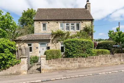 Bright and cosy two bedroom holiday cottage with wood burning stove - Hillcrest Cottage