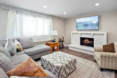 Image de \"Double Lodge\" has 2 kitchens, Free Ski Rental, game room, sleeps 13, perfect for families or groups