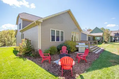 Image de West Town Way - Downtown West Jefferson Home - Fireplace - Sleeps 8