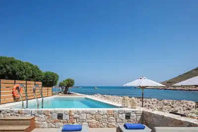 Image de On the beach, walking distance to restaurants & amenities