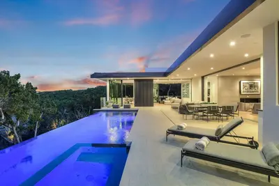 Image de Above Accolade I Luxury Services I Pool/Spa I Sauna I Ping Pong I Luxe Decor