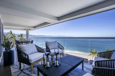 Image de Upscale Corner Unit w/ Large Wrap Around Balcony & Pools